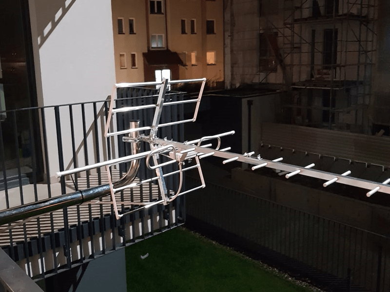 antena naziemna przymocowana do balkonu